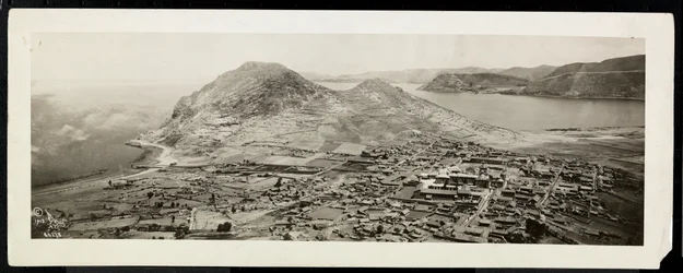 Vista aérea de una ciudad, presumiblemente en o cerca del Canal de Panamá, 1913